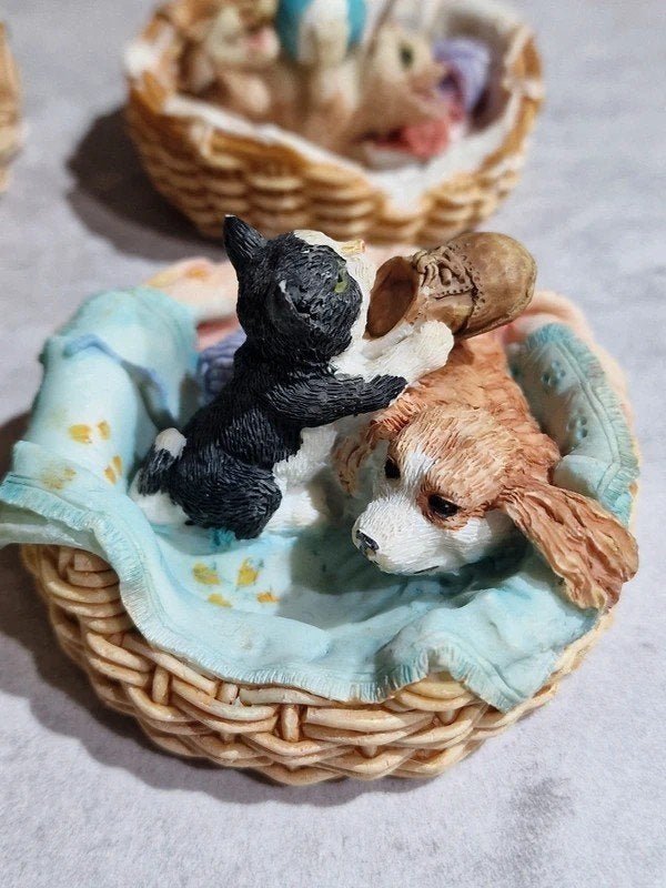 Set 4 Vintage Dierenmandjes – Katten & Honden Resin, Ophalen of Verzenden, Gebruikt, Dier
