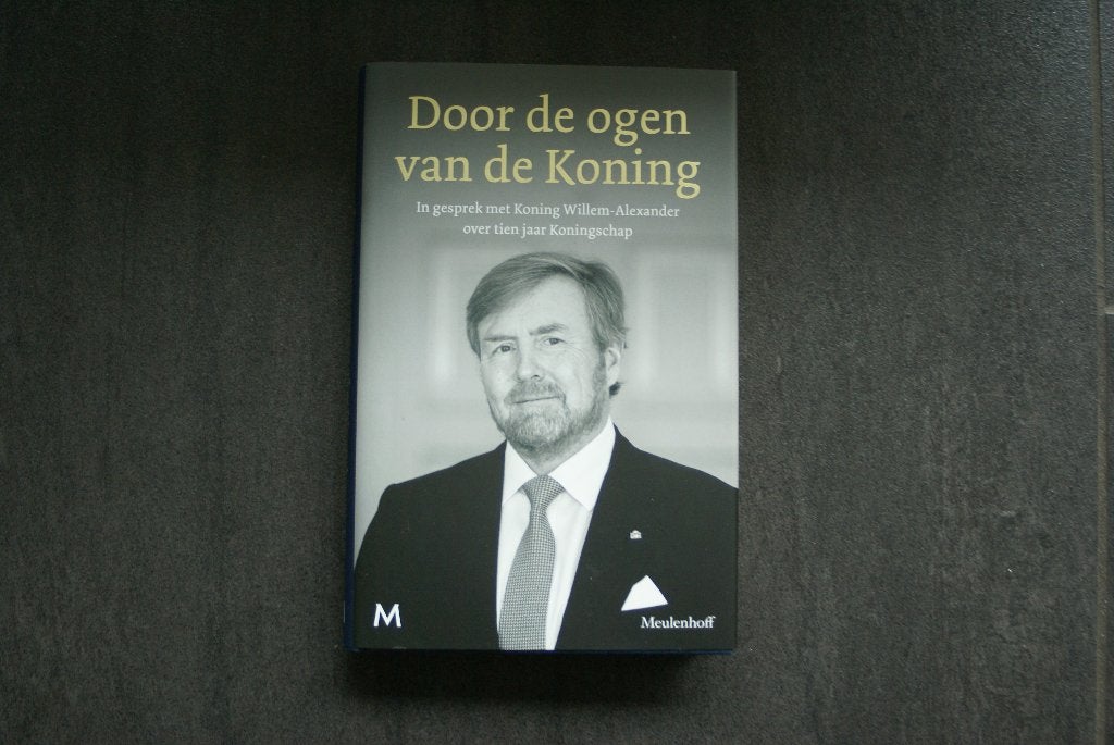 DOOR DE OGEN VAN DE KONING: Koning Willem-Alexander.. 2023, Ophalen of Verzenden, Zo goed als nieuw, Overige