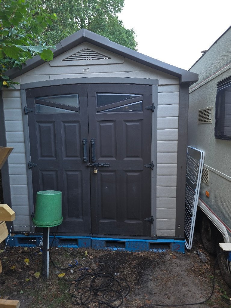 Hokje merk keter, Tuin en Terras, Tuinhuizen, Kunststof, Schuur, 1 raam, Met overkapping
