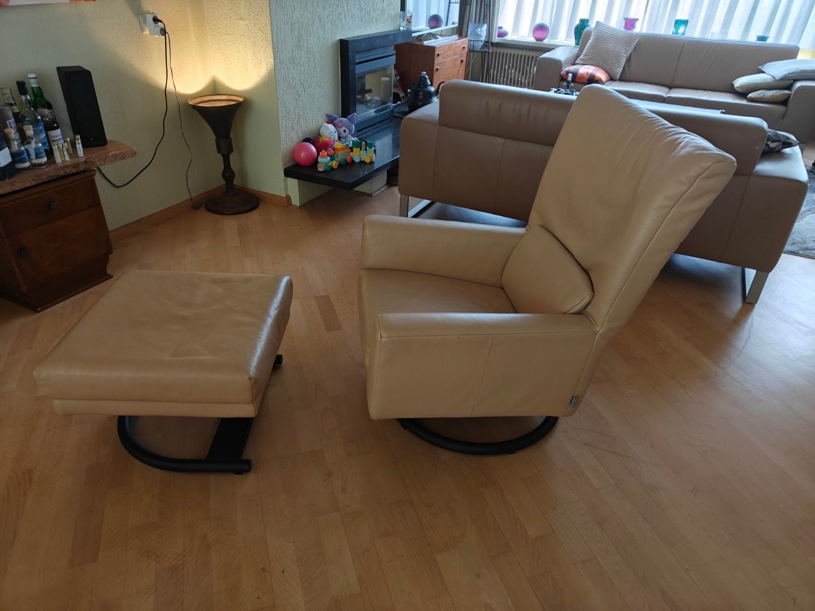 Comfortabele beige leren relaxfauteuil met voetenbank, Huis en Inrichting, Ophalen, Zo goed als nieuw, Modern, comfortabel, 50 tot 75 cm