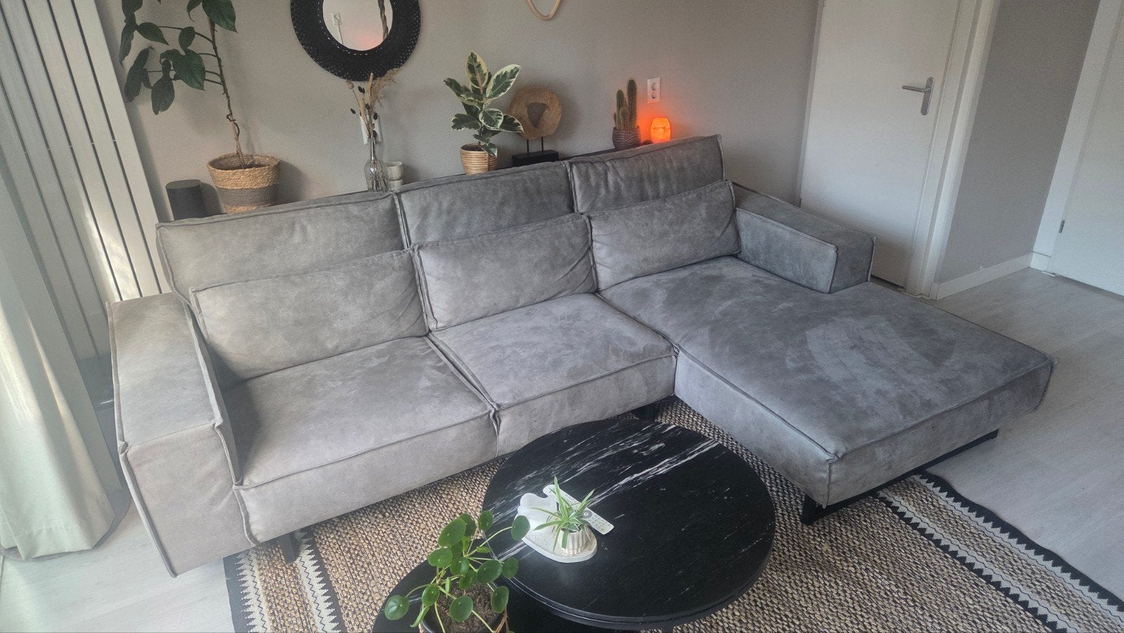 Room108 Hoekbank met lounge en hocker, velours grijs, Huis en Inrichting, Banken | Bankstellen, Ophalen, Zo goed als nieuw, Hoekbank