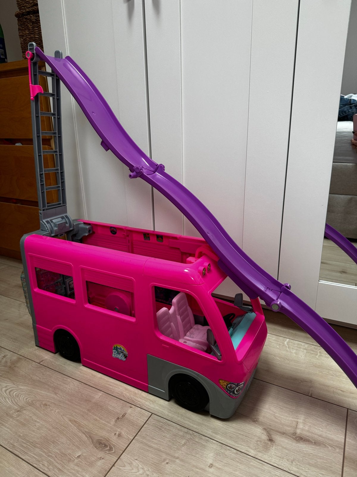 Barbie camper met glijbaan en accessoires, Ophalen, Zo goed als nieuw