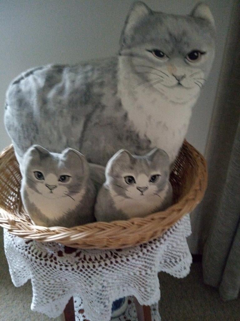 Vintage Poes Theemuts met 2 Eier warmers in mandje NIEUW !!!, Ophalen of Verzenden, Nieuw, Grijs