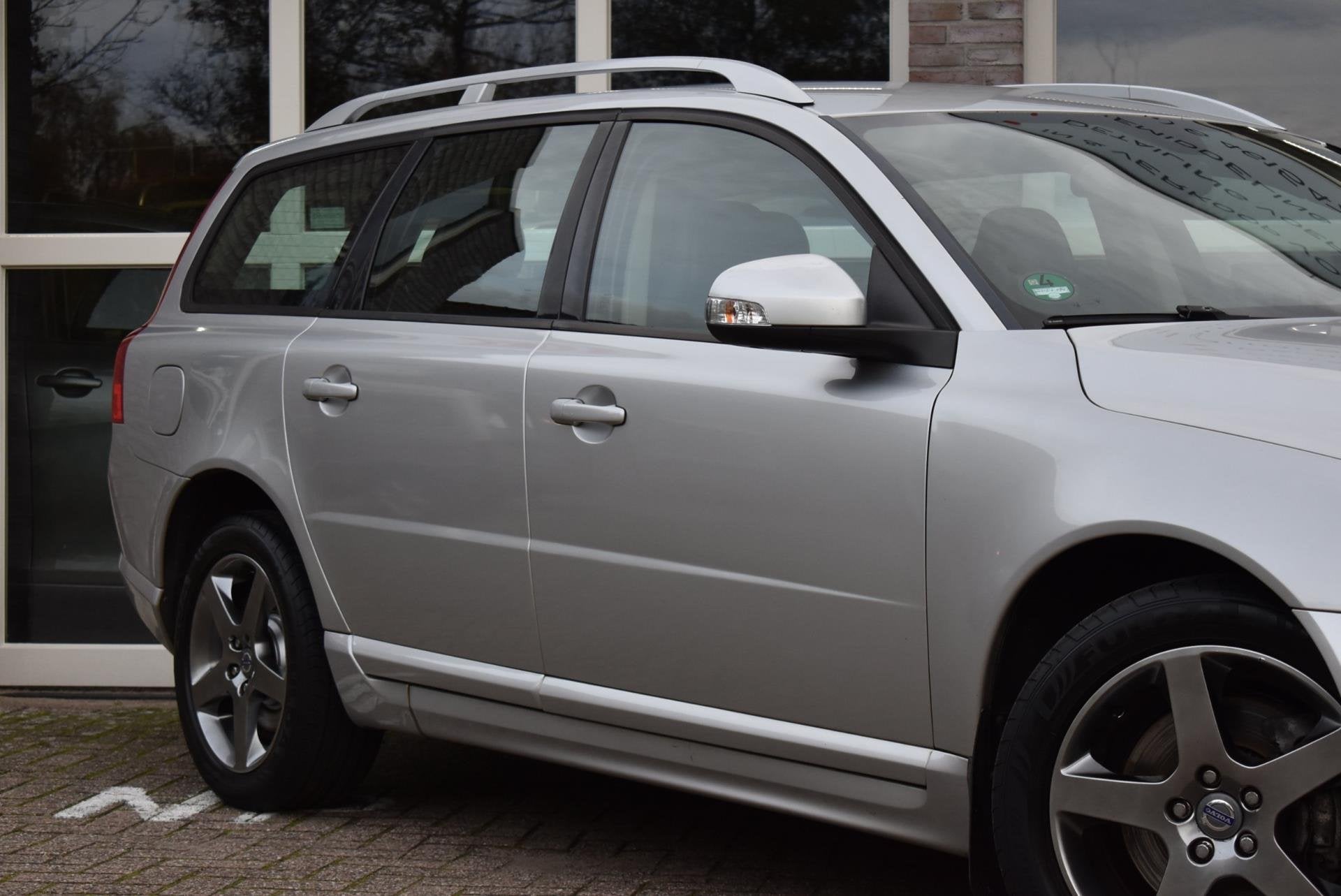 Volvo V70 2.5T Youngtimer Trekhaak Automaat Cruise Camera St, Auto's, Volvo, Zwart, 2521 cc, Euro 4, 750 kg