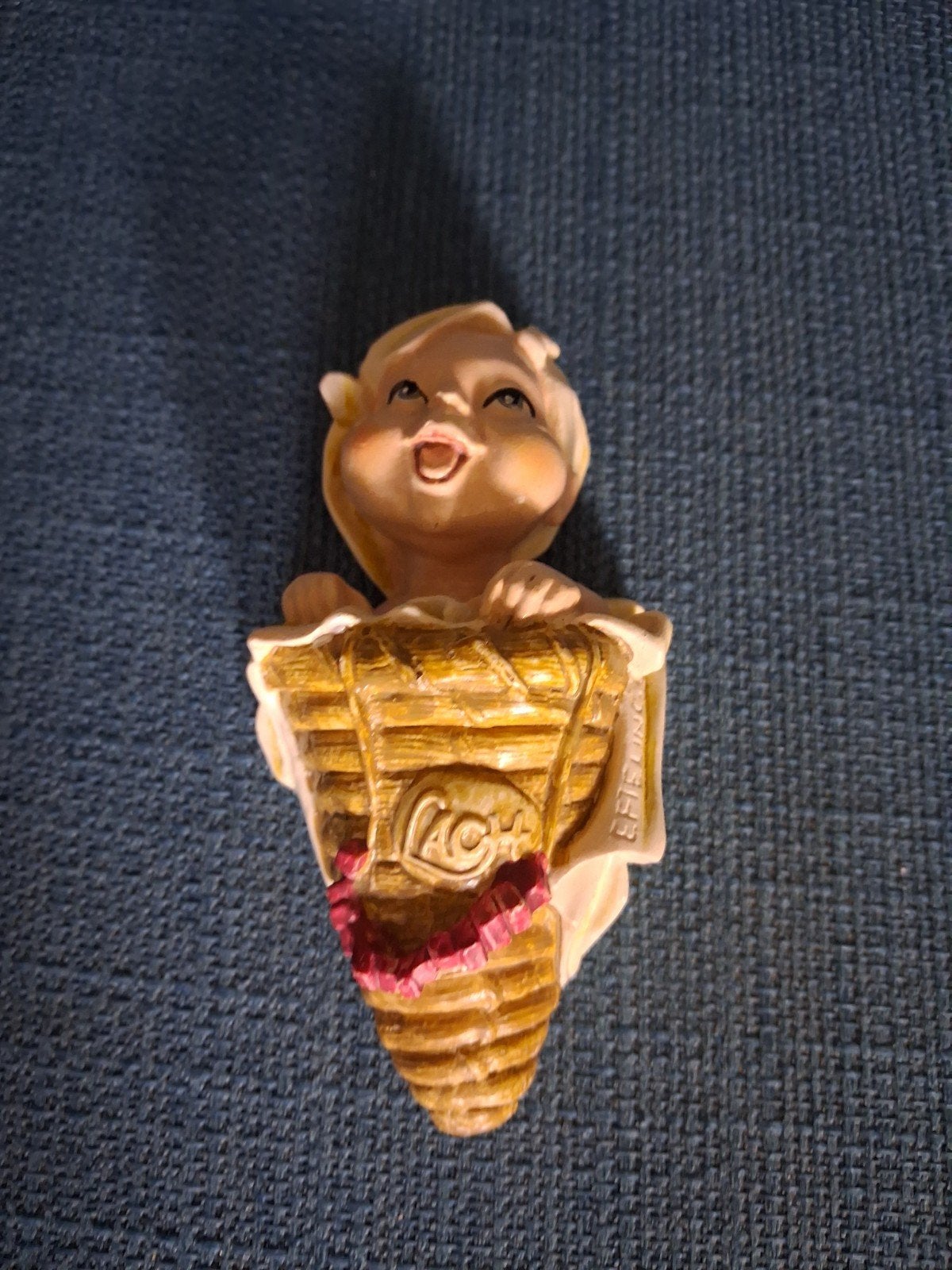 Efteling Lachend Baby Beeldje in Mandje, Verzamelen, Ophalen of Verzenden, Zo goed als nieuw, Beeldje of Poppetje