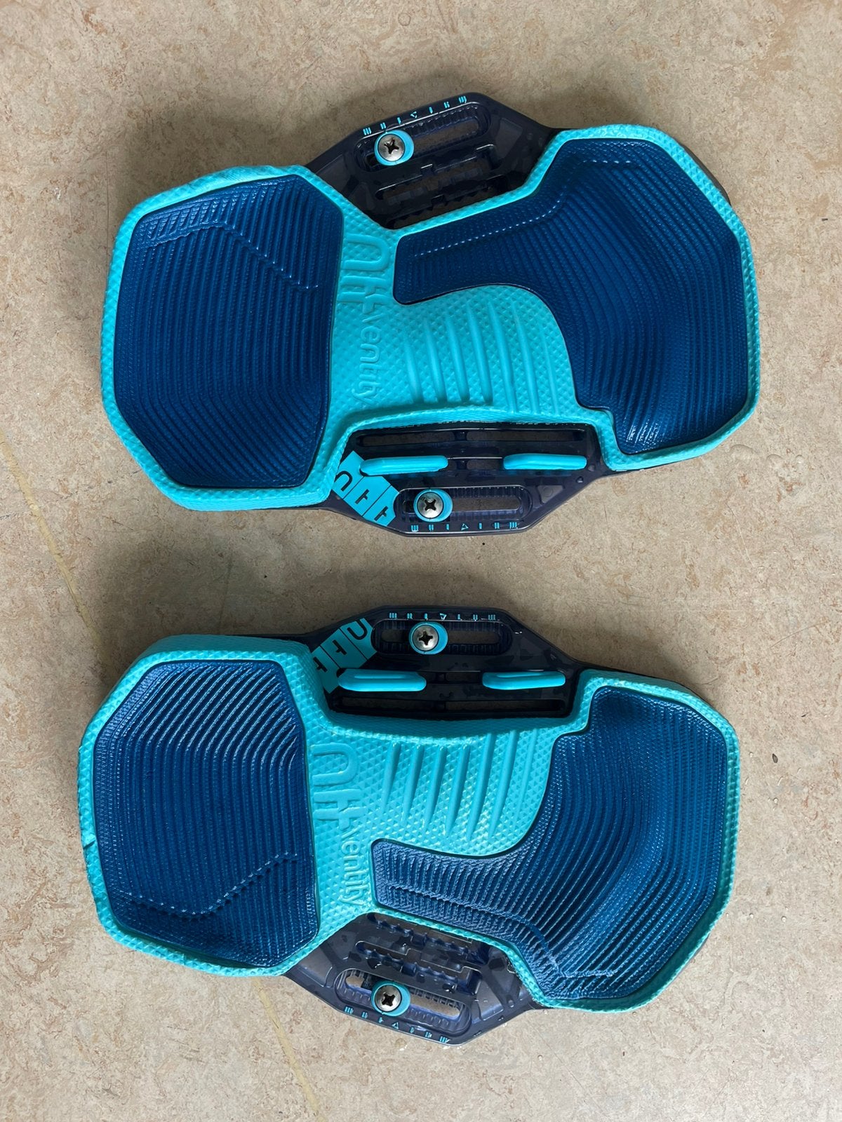 Duotone L/XL pads incl inlay en schroevenset, Watersport en Boten, Gebruikt, Twintip, Kiteboard, Ophalen of Verzenden