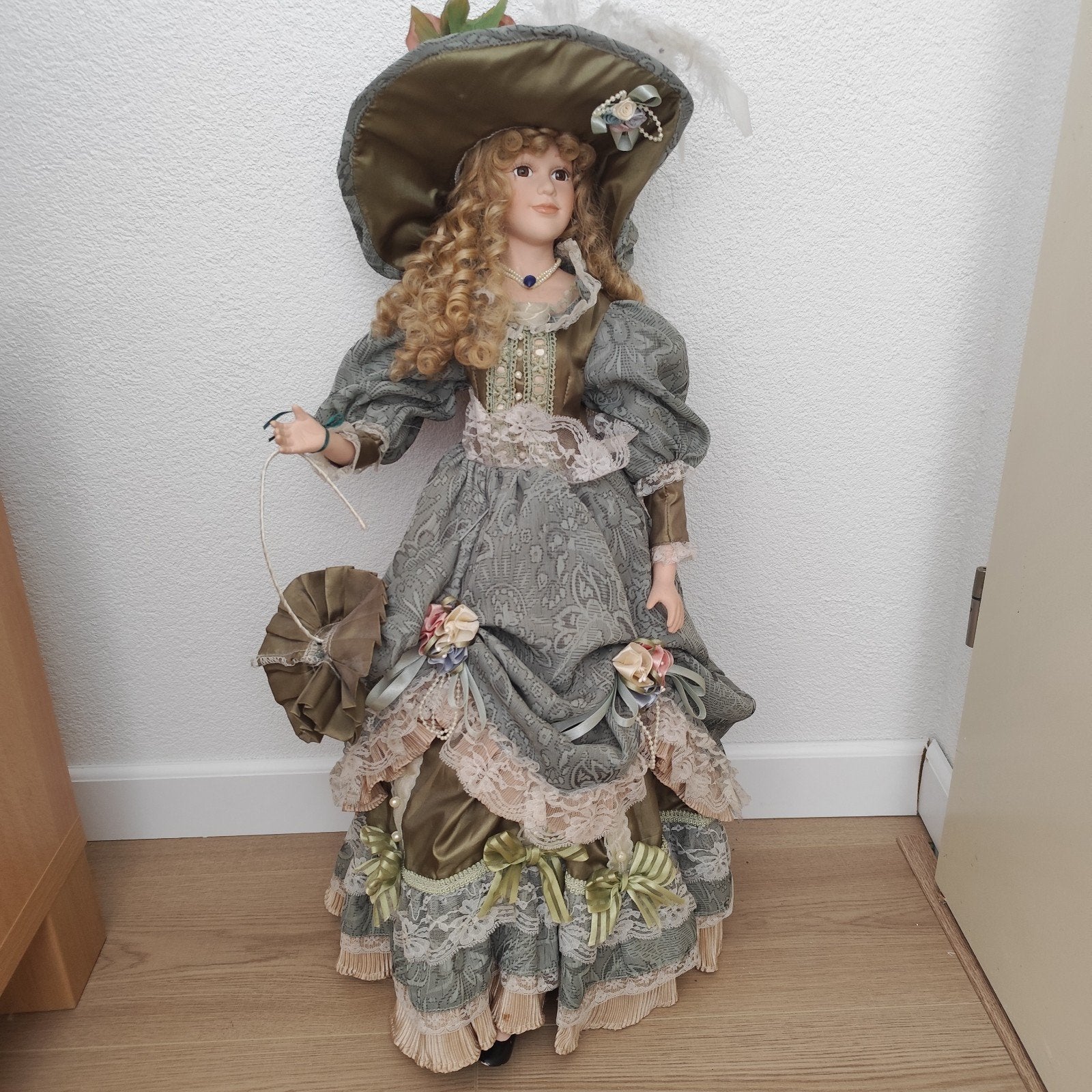 Vintage Porseleinen Pop in Elegante Jurk met Hoed, Ophalen of Verzenden, Zo goed als nieuw, Pop
