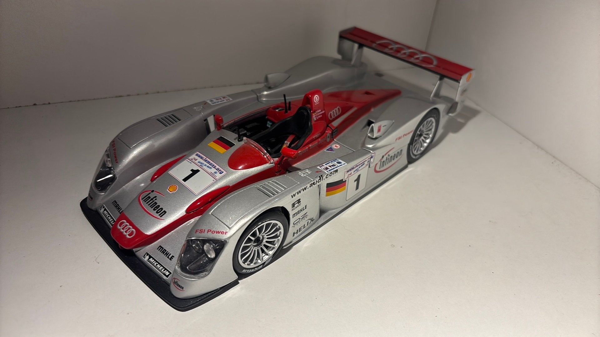 Audi r8 le mans 2002 maisto 1.18