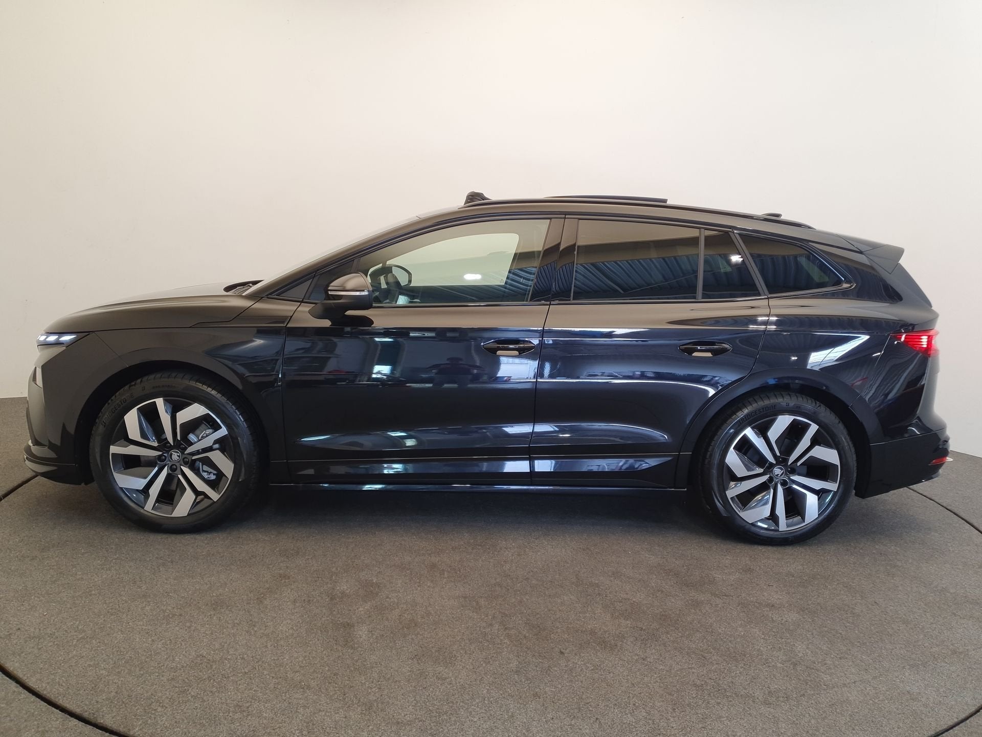 Skoda Enyaq 85 Sportline 82 kWh 286pk 2.000kg trekgewicht, P, Auto's, Skoda, Automaat, Achterwielaandrijving, Zwart, Zwart