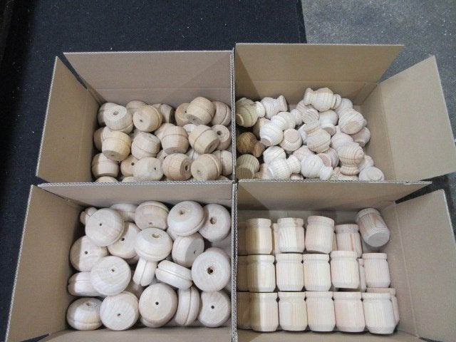 4 dozen met 4 verschillende kastpoten / meubelpoten /, Ophalen of Verzenden