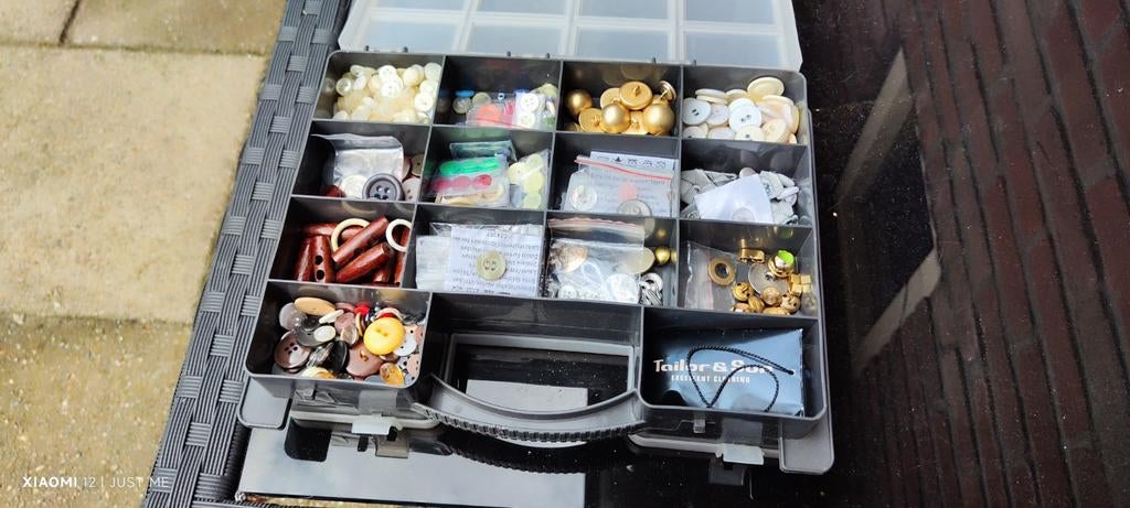 Gevulde knopenkoffer met diverse knopen, Hobby en Vrije tijd, Naaien en Fournituren, Ophalen, Gebruikt, Knoop of Knopen