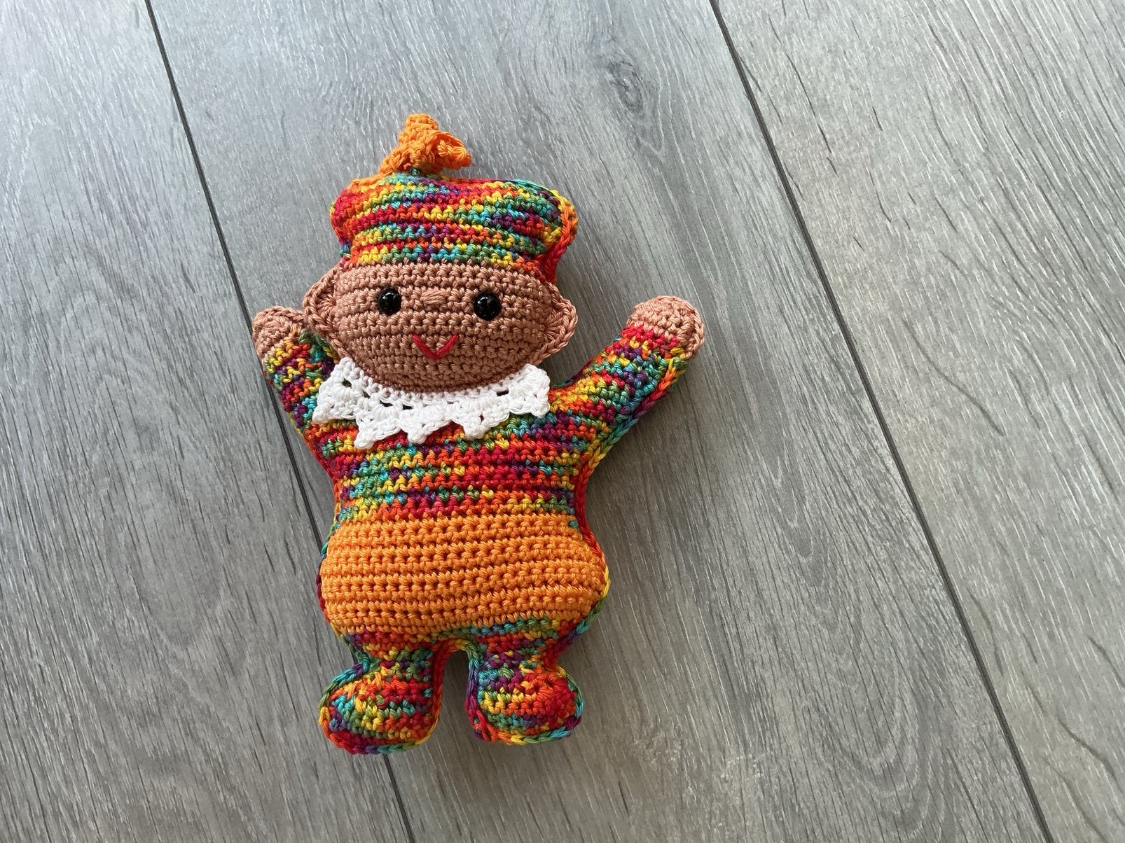 GEHAAKTE LEUK GEKLEURDE PIETJE, Ophalen of Verzenden, Zo goed als nieuw