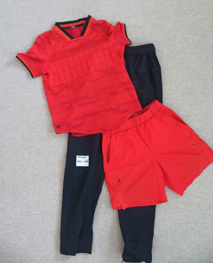 Tennis shirt - broekje + event. trainingsbroek maat 140- 146, Sport en Fitness, Tennis, Overige merken, L00, Ophalen of Verzenden