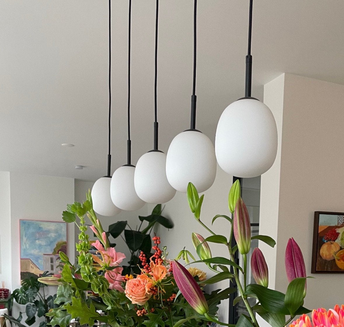 Moderne Hanglamp met 5 Opaalglazen Bollen - Eetkamer, Ophalen, Zo goed als nieuw, Glas, E14 (klein)