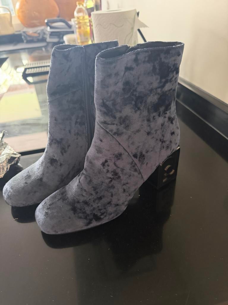 Liu Jo fluwelen enkellaarsjes maat 39, Kleding | Dames, Schoenen, Ophalen of Verzenden, Zo goed als nieuw, Blauw, Lage of Enkellaarzen