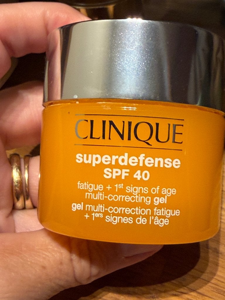 Clinique Superdefense SPF 40 Fatigue Multi-Correcting Gel., Ophalen of Verzenden, Nieuw, Gehele gezicht, Verzorging