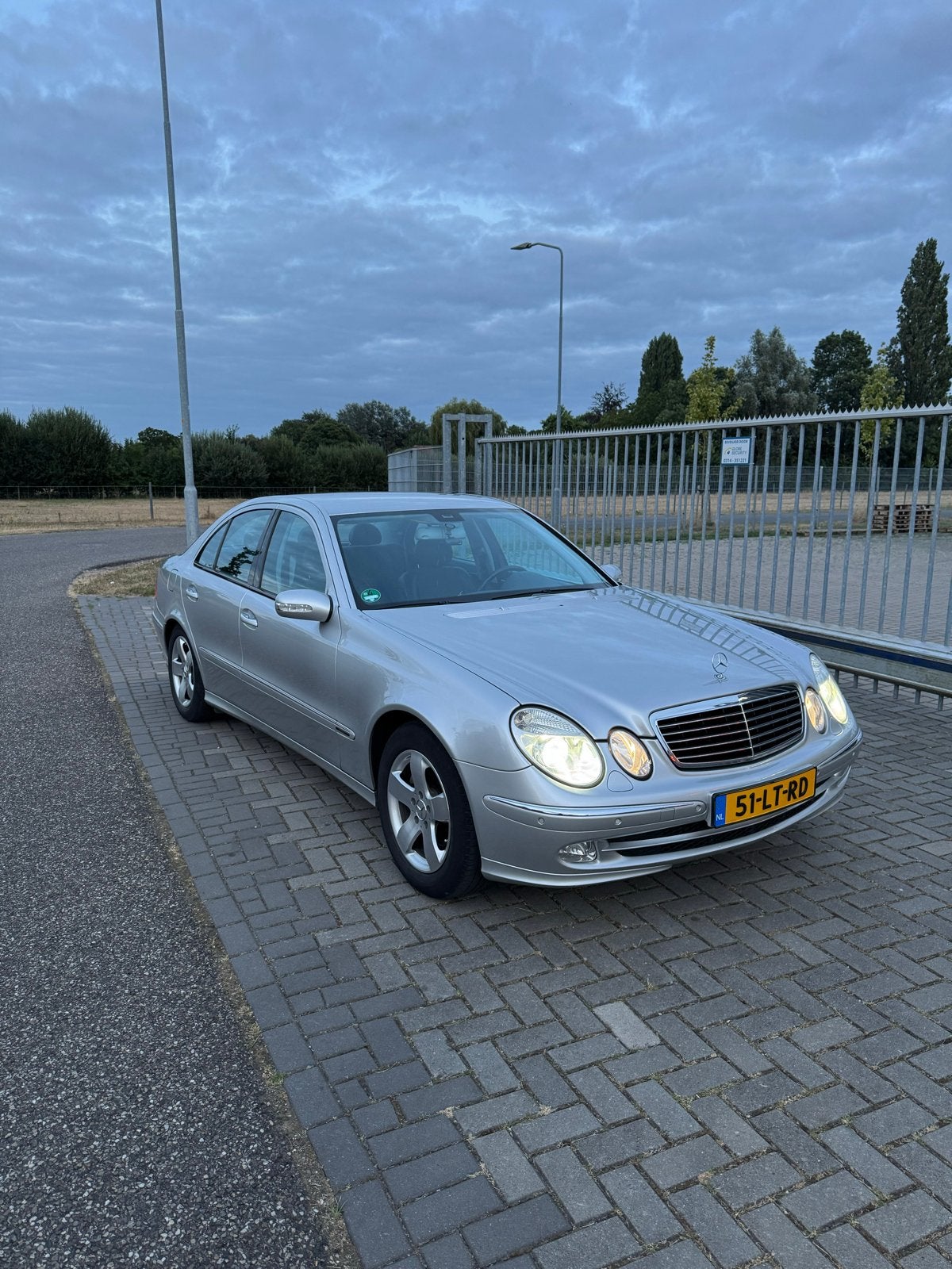 Mercedes-Benz E200 kompressor Avant-Garde AUT/PDC/AIRCO/APK, Auto's, Automaat, Zwart, 4 cilinders, 1505 kg