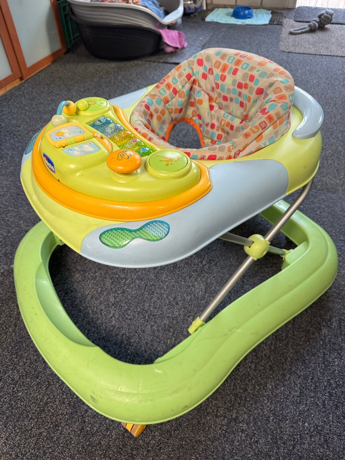 Chicco Baby Walker met Speelpaneel, Kinderen en Baby's, Ophalen, Gebruikt