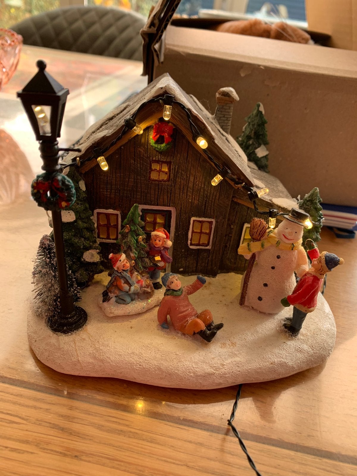Kersthuis met sneeuwpop, Diversen, Kerst, Ophalen of Verzenden, Zo goed als nieuw