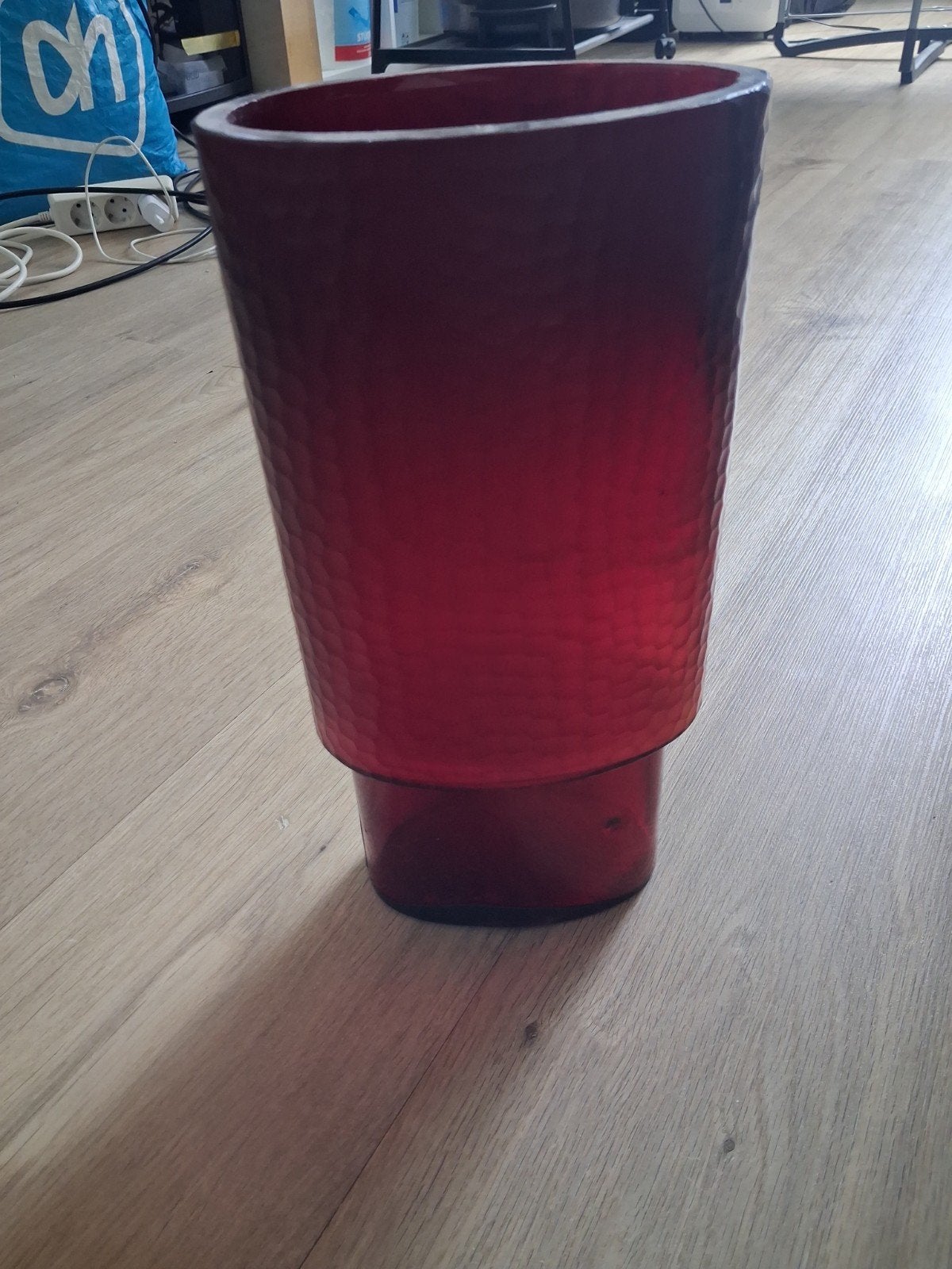 Rode glazen vaas met gehamerd effect, Ophalen