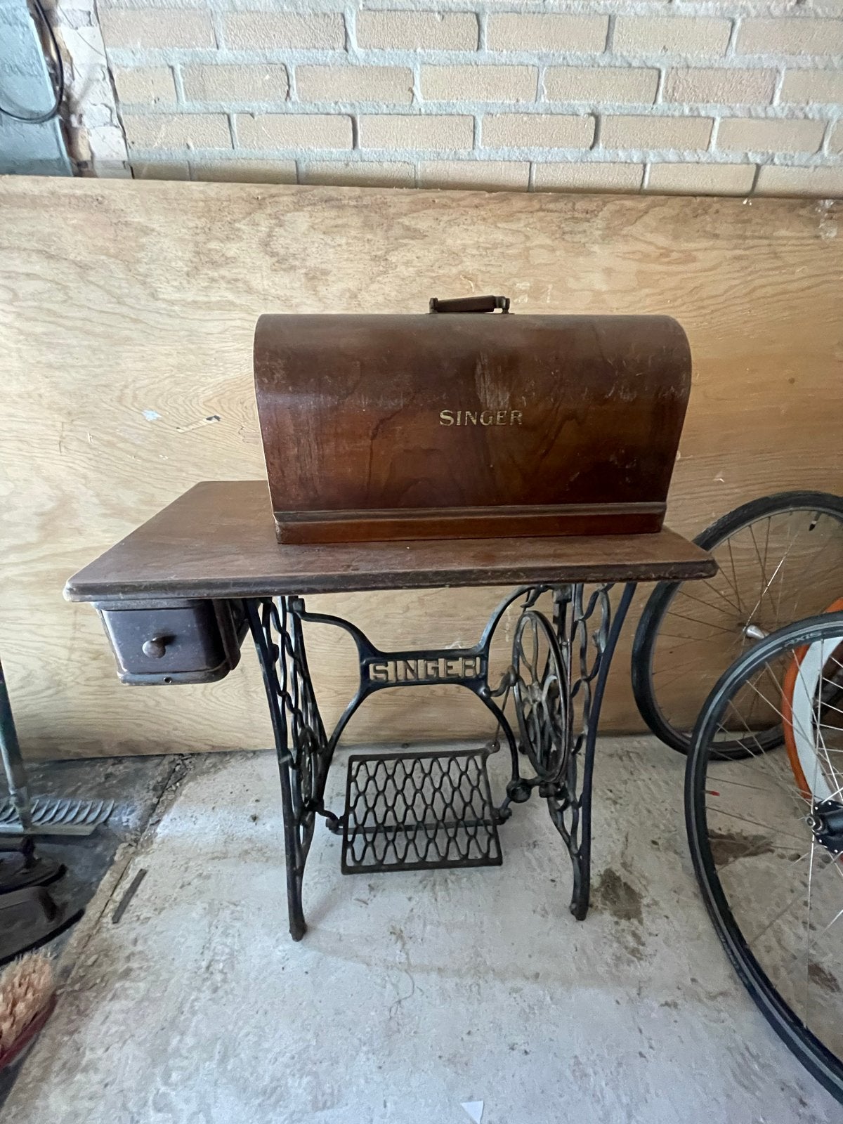 Vintage & Antieke Singer naaimachine met onderstel, Antiek en Kunst, Antiek | Naaimachines, Ophalen