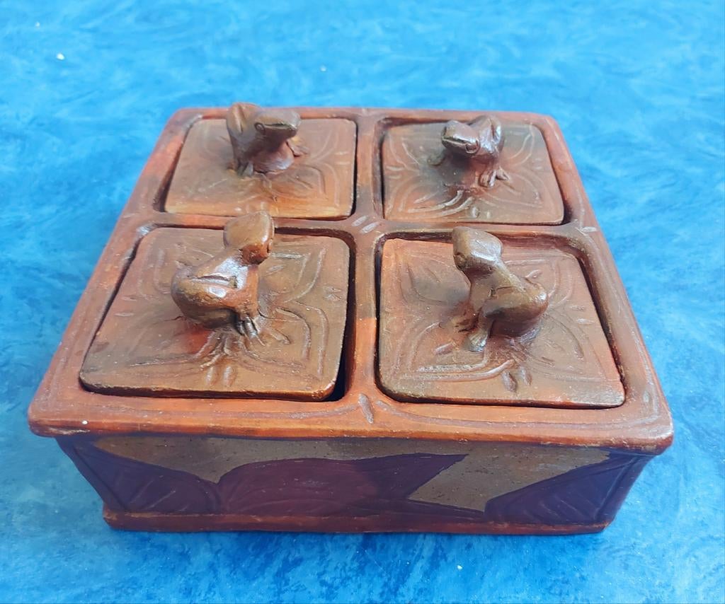 Sieradendoos 4 vakjes/ kikkertjes Sesak Pottery Lombok👌, Ophalen of Verzenden, Zo goed als nieuw, Bruin, Hardcase