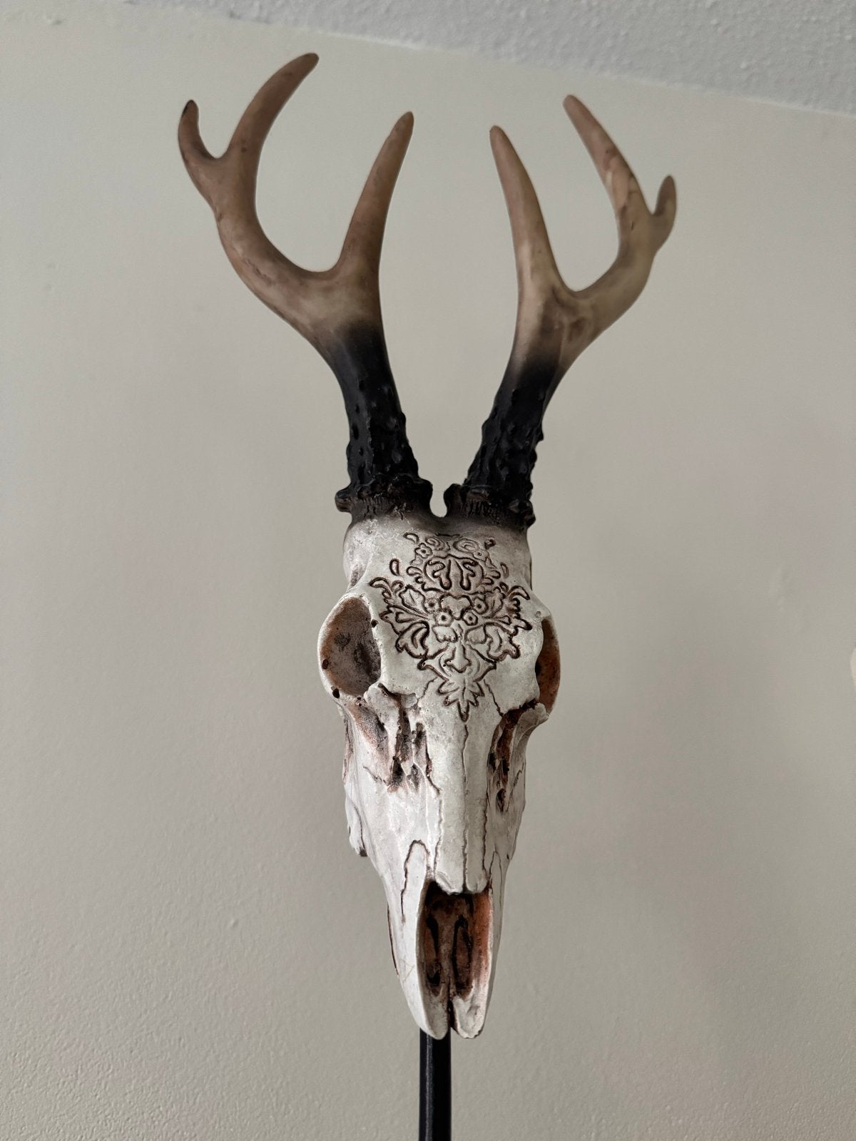 Decoratieve hertenkop met gewei op standaard, Meerkleurig, Kunststof, Ophalen of Verzenden, Landelijk