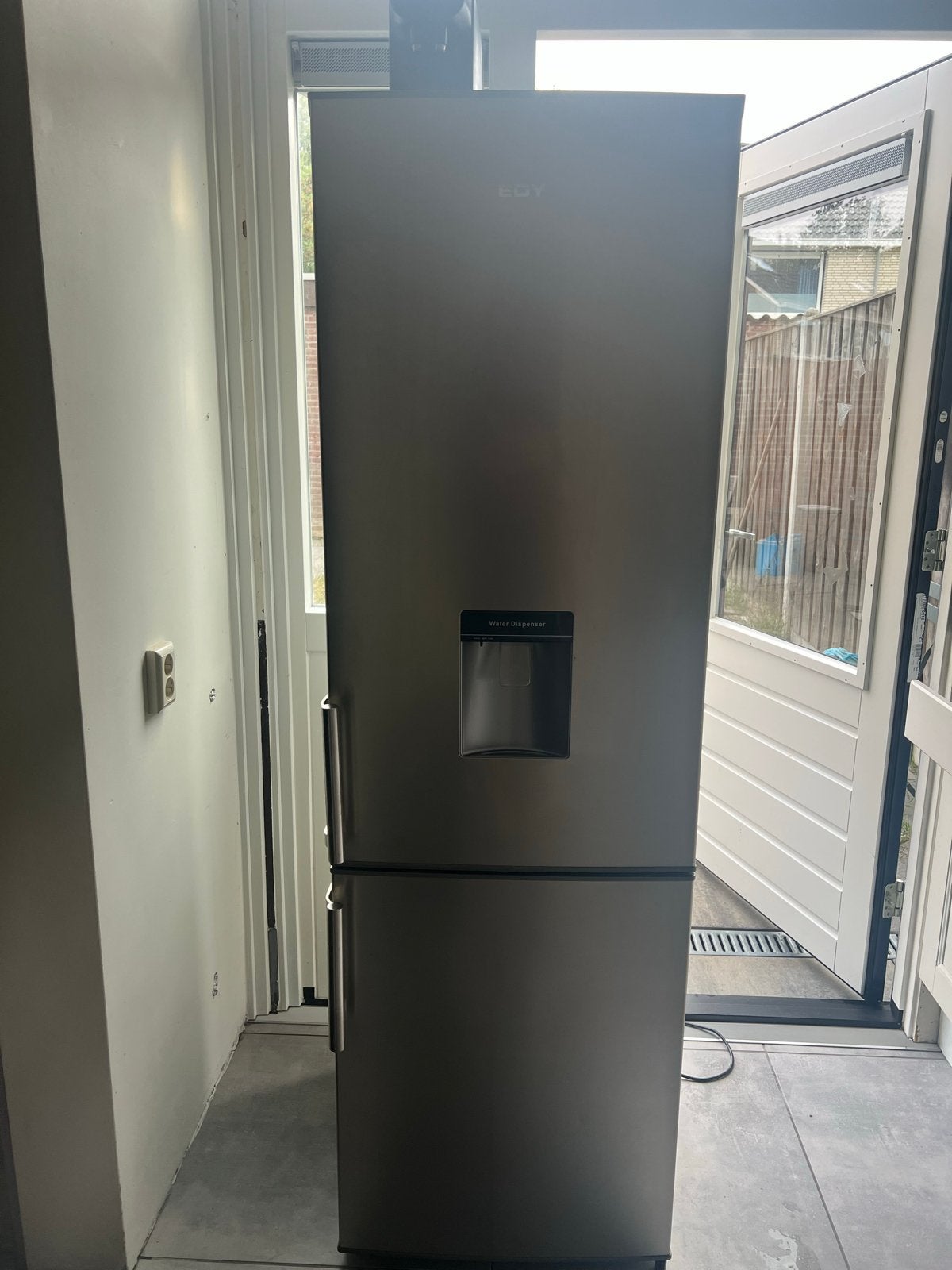 EDY Koel-vriescombinatie A+ met waterdispenser, Ophalen, 200 liter of meer, 60 cm of meer, Met aparte vriezer