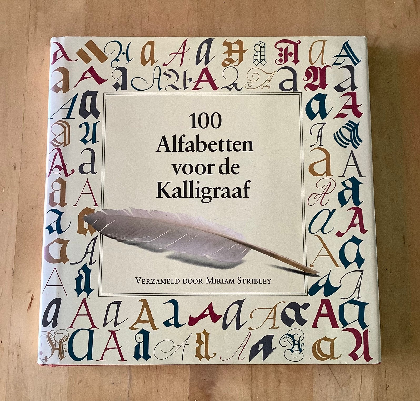 100 Alfabetten voor de kalligraaf - M. Stribley, Ophalen of Verzenden, Gelezen, Overige onderwerpen
