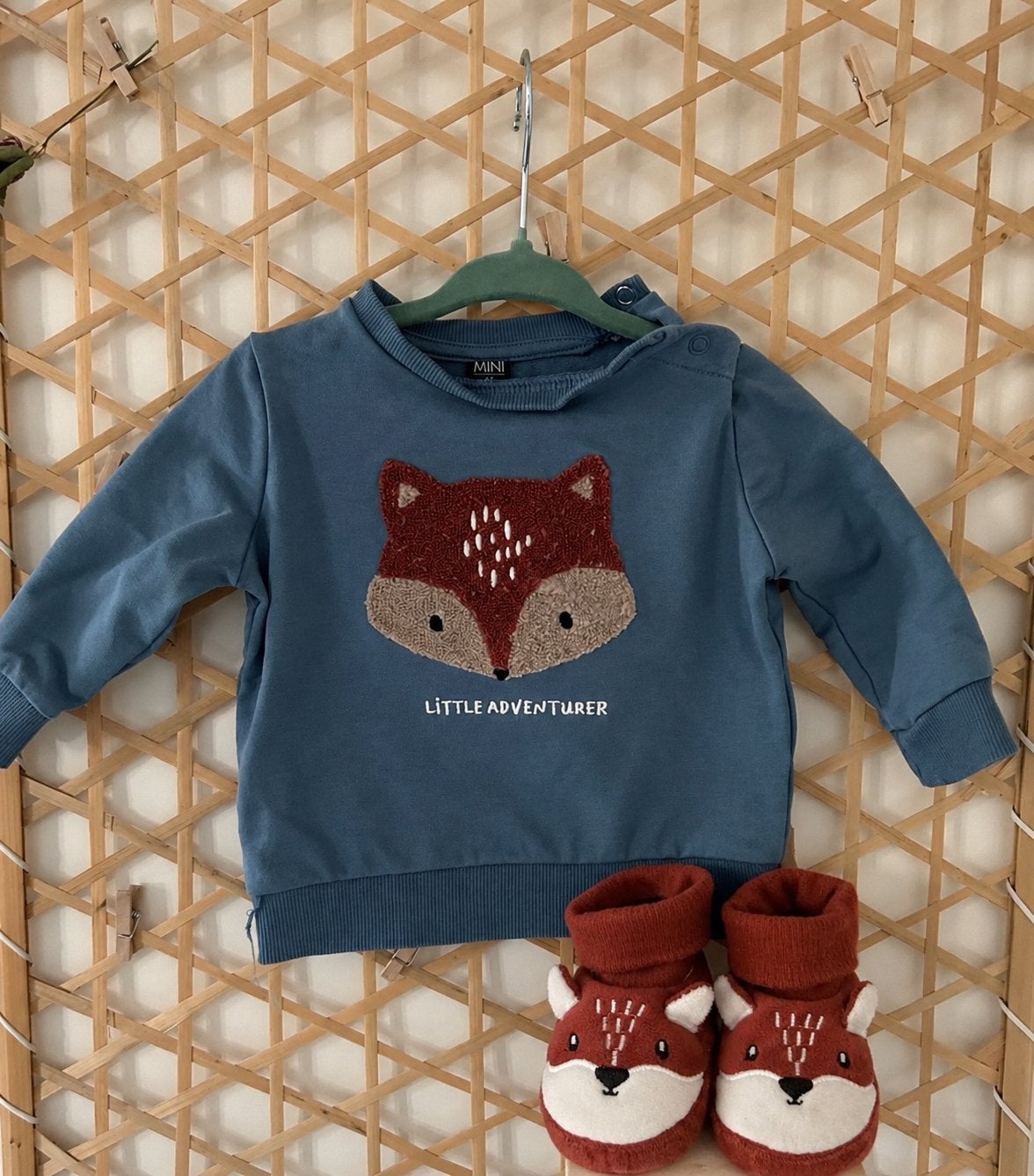 Leuk baby truitje en bijpassende slofjes. 🦊, Ophalen, Zo goed als nieuw, Jongetje of Meisje, Truitje of Vestje