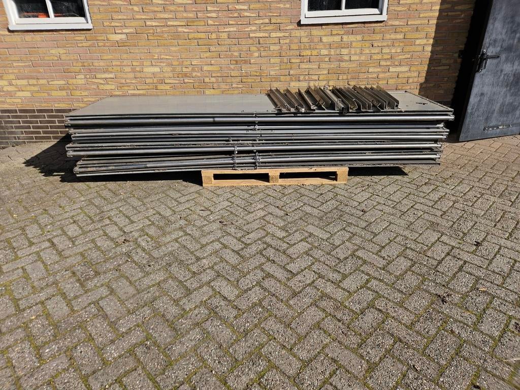 Kunststof hokken, hekwerk en wanden voor stalinrichting