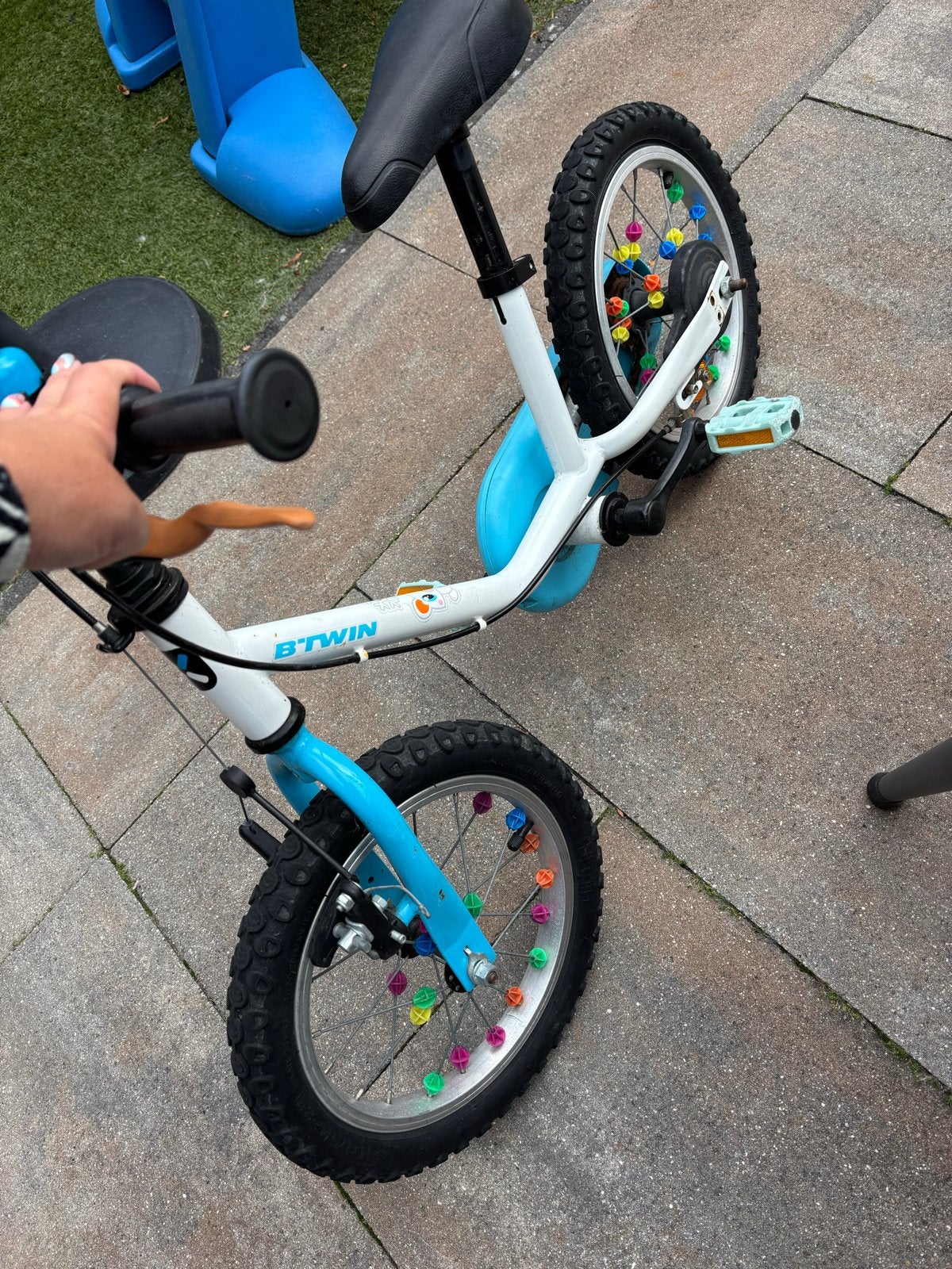 Kinderfiets B'Twin 14 inch zijwieltjes en lekke achterband, Ophalen, Zijwieltjes, Velgrem, 16 tot 20 inch