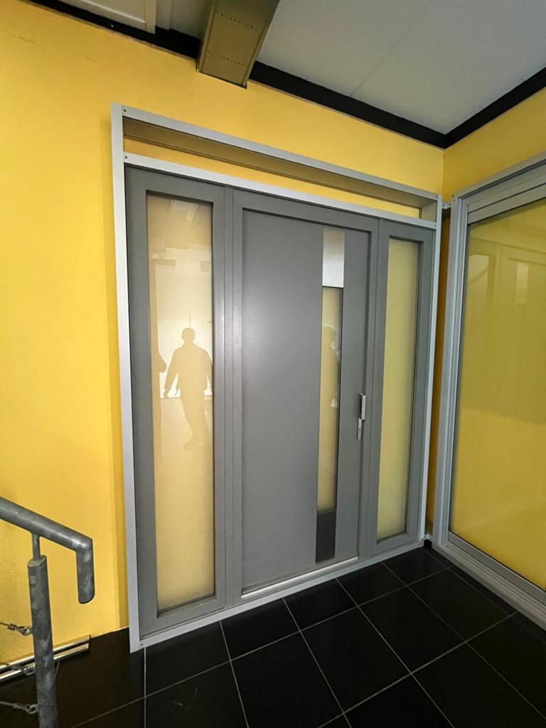 Kwartsgrijze voordeur met 2x vast glas, Doe-het-zelf en Verbouw, Deuren en Horren, Ophalen, Kunststof, Nieuw, Buitendeur