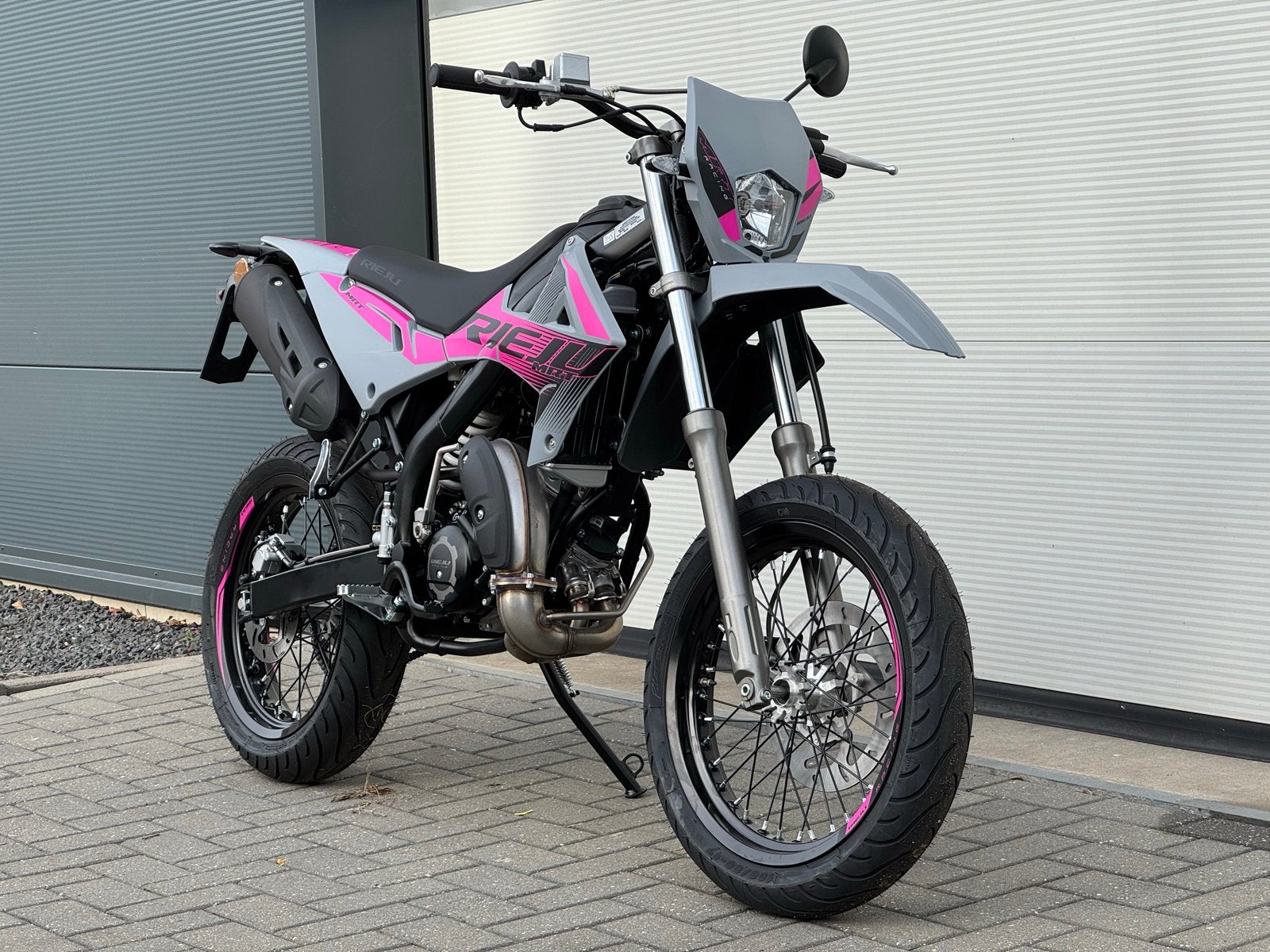 Nieuwe Rieju MRT 50 SM Matt Grey/Pink Euro5+, Fietsen en Brommers, 6 versnellingen, Maximaal 45 km/u, Spanje, Nieuw