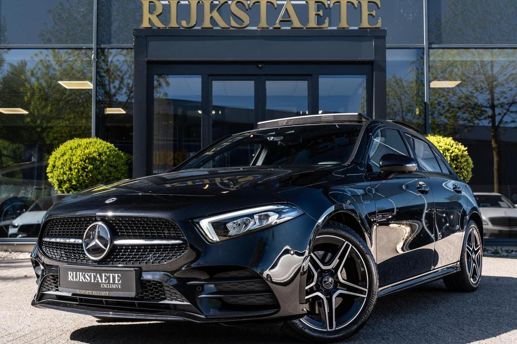 Mercedes A-klasse A250e AMG Line|PANO|SFEER|ACC|360°|18'', Auto's, Mercedes-Benz, Gebruikt, 4 cilinders, Leder en Stof, Zwart