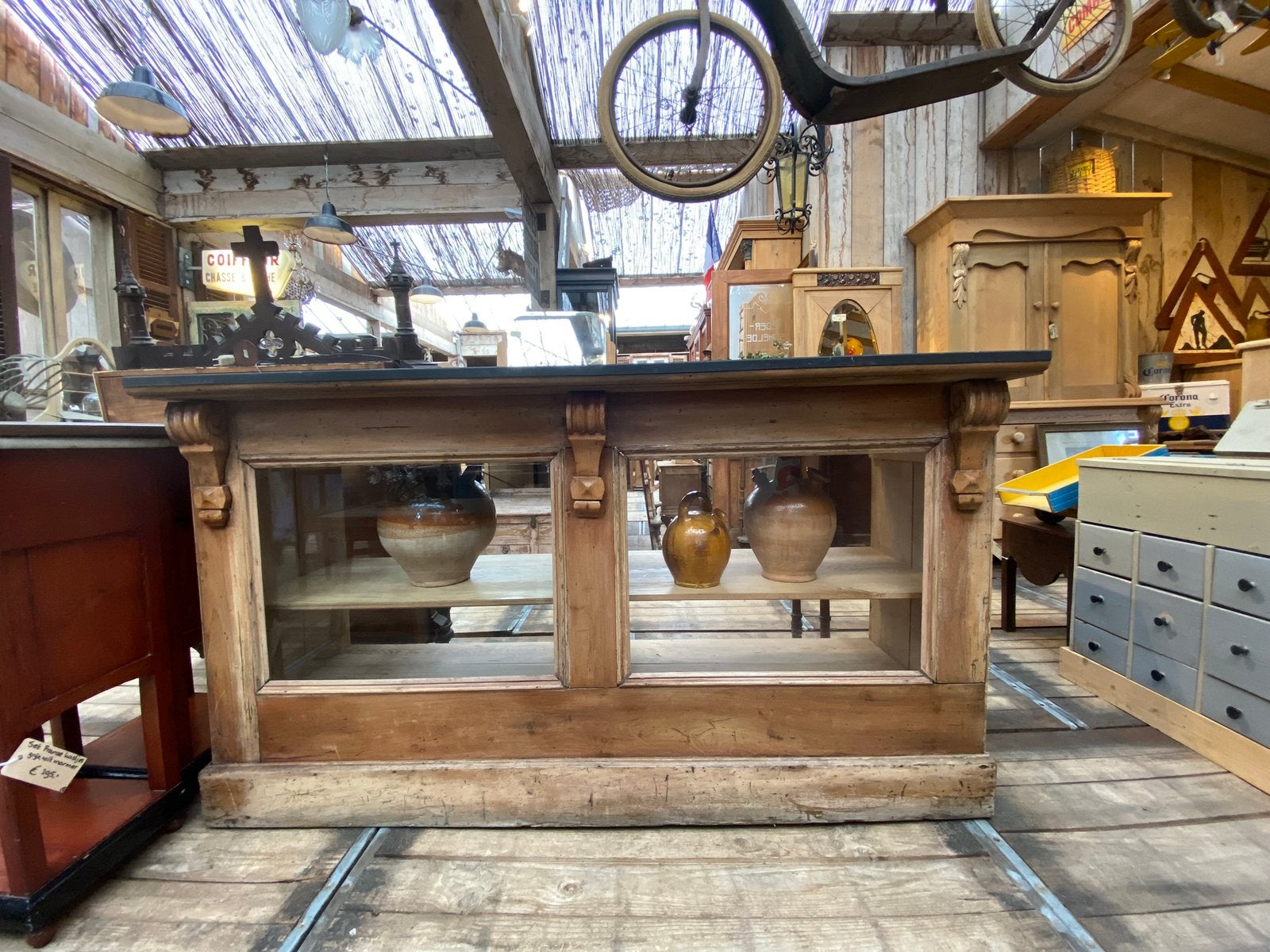 Stoere landelijke balie toonbank vitrine