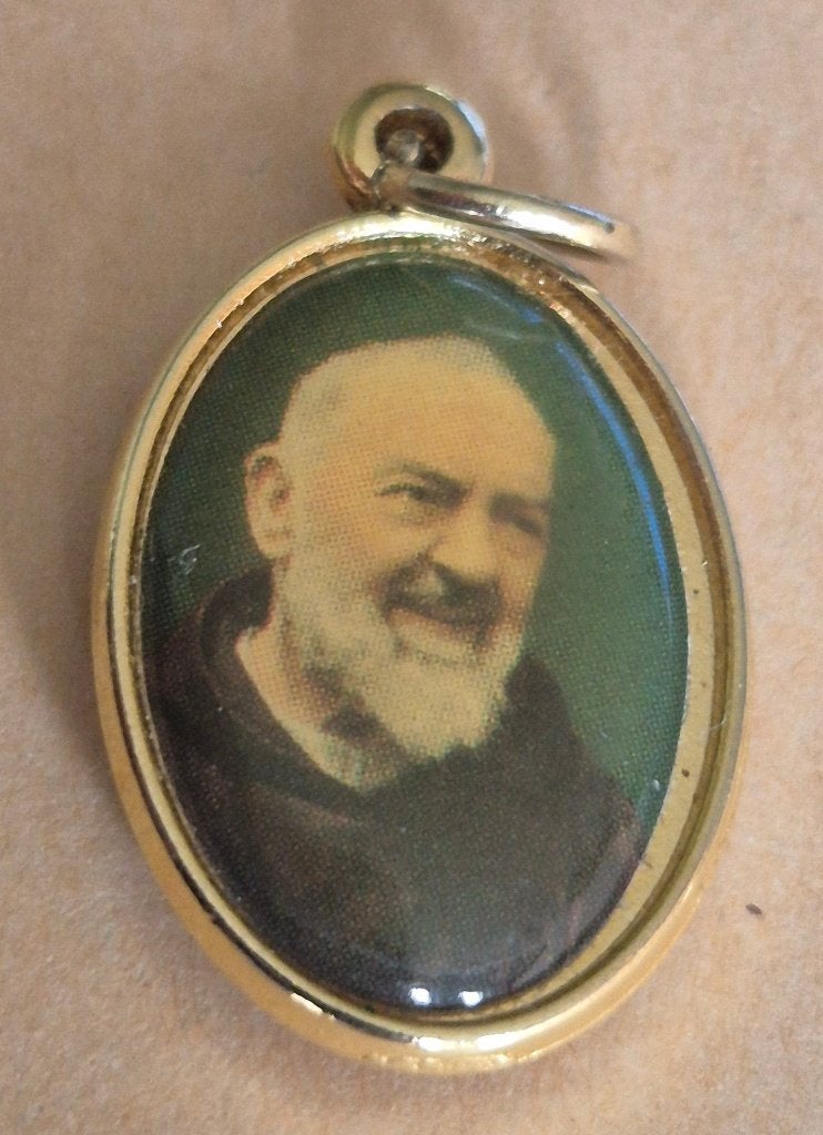 61-15 prachtige kleurenhanger Pater Pio en Maria, Verzamelen, Verzenden, Zo goed als nieuw, Kaart of Prent