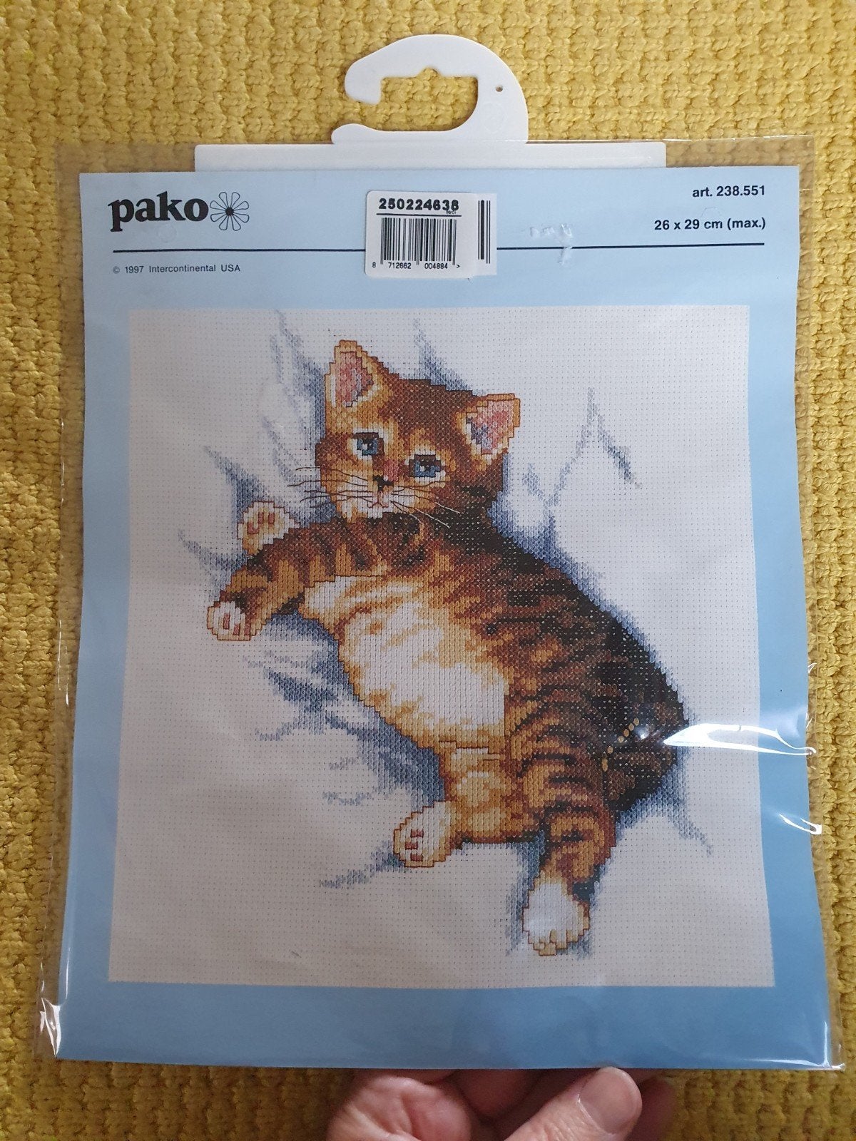 nieuw! pako geseald borduurpakket rood wit kitten 1997, Verzenden, Nieuw, Handborduren, Borduurpakket