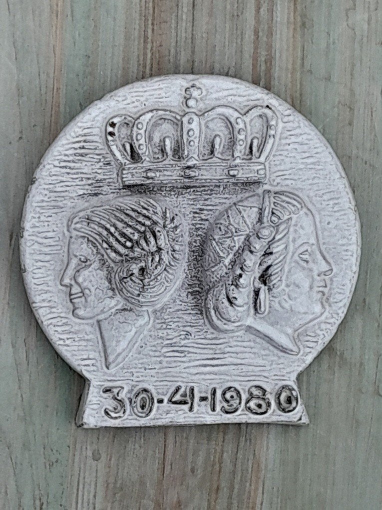 Herinneringsschildje troonswisseling Juliana - Beatrix, Verzamelen, Koninklijk Huis en Royalty, Ophalen of Verzenden, Gebruikt