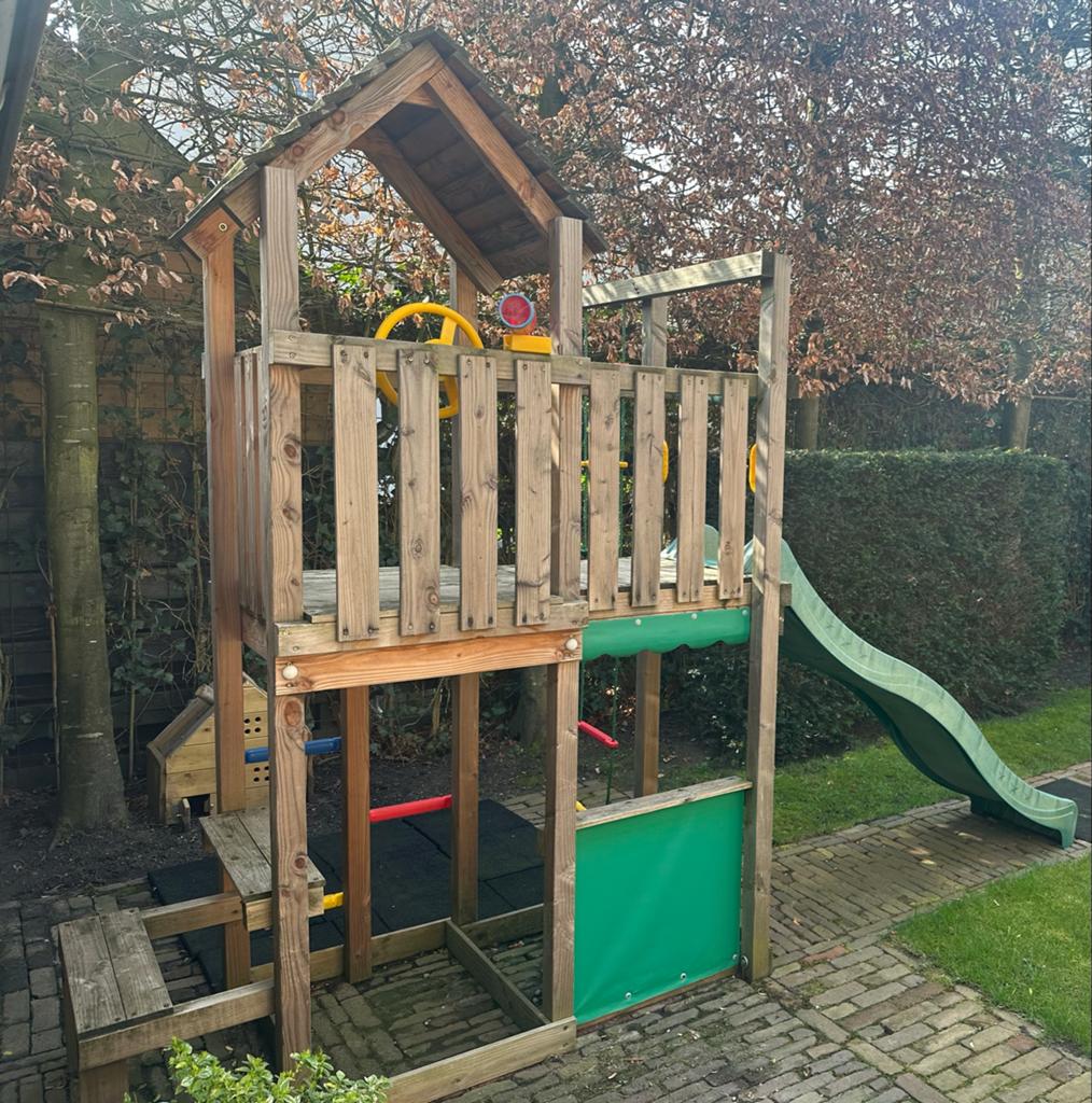 Jungle Gym speelhuisje met glijbaan (3,5jaar oud, als nieuw), Ophalen, Gebruikt, Hout