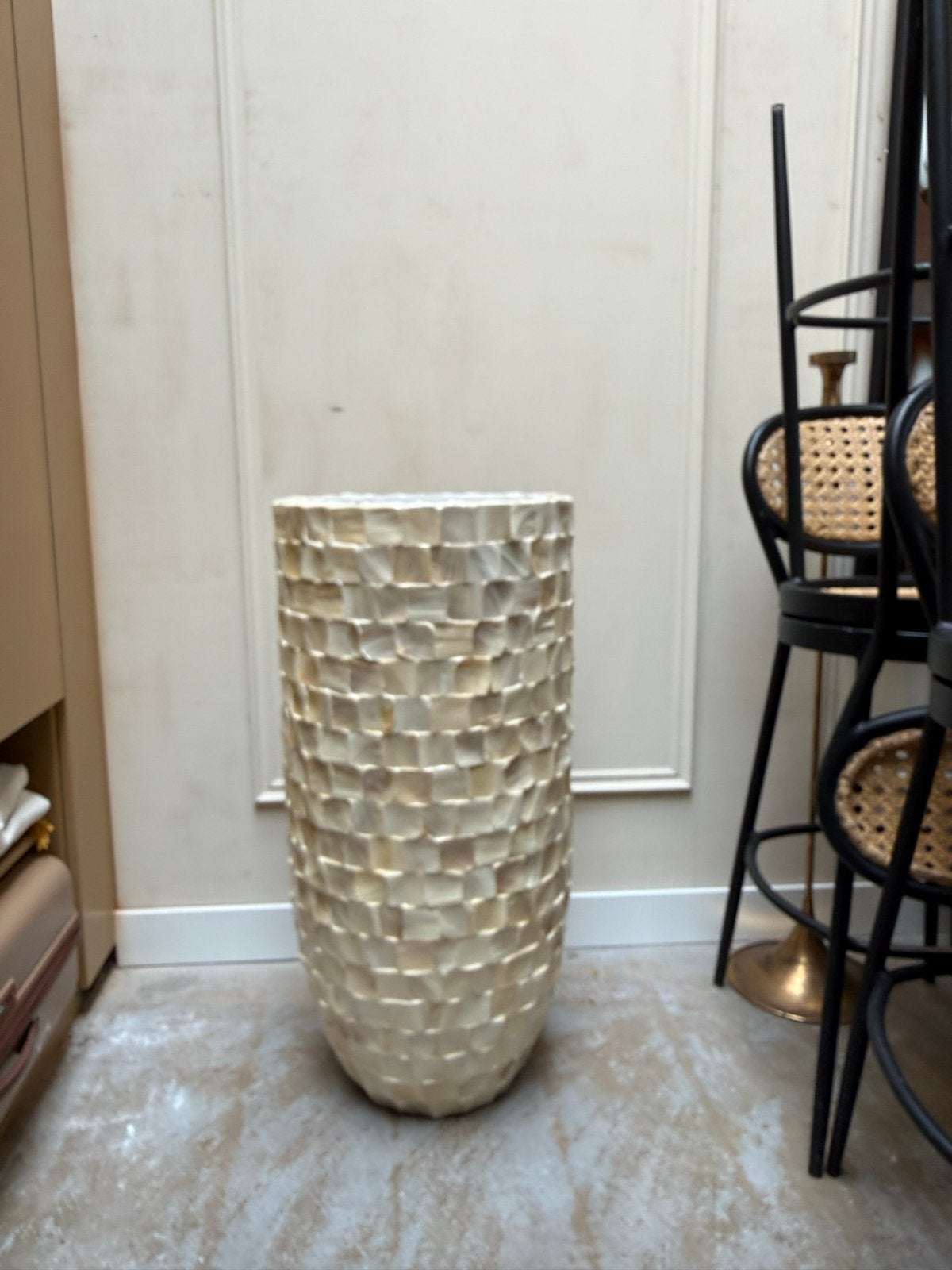 2x Grote schelpen vaas 95 cm hoog, 45 cm doorsnede, Ophalen, Met patroon/structuur, Beige, Natuurlijk materiaal