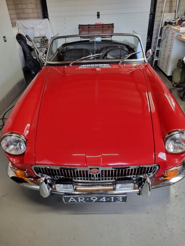 MG-B  1967 Rood,  Super mooie cabrio in uitmuntende staat., B, Achterwielaandrijving, Zwart, Cabriolet