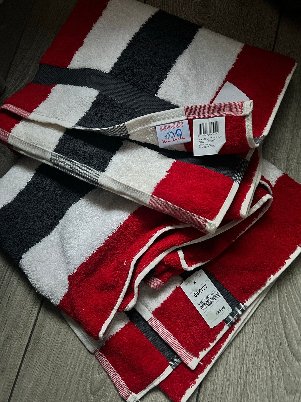 Vandyck Ranger Handdoek - Rood, Wit, Grijs (68x127 cm), Meerkleurig, Handdoek, Nieuw, Vandyck