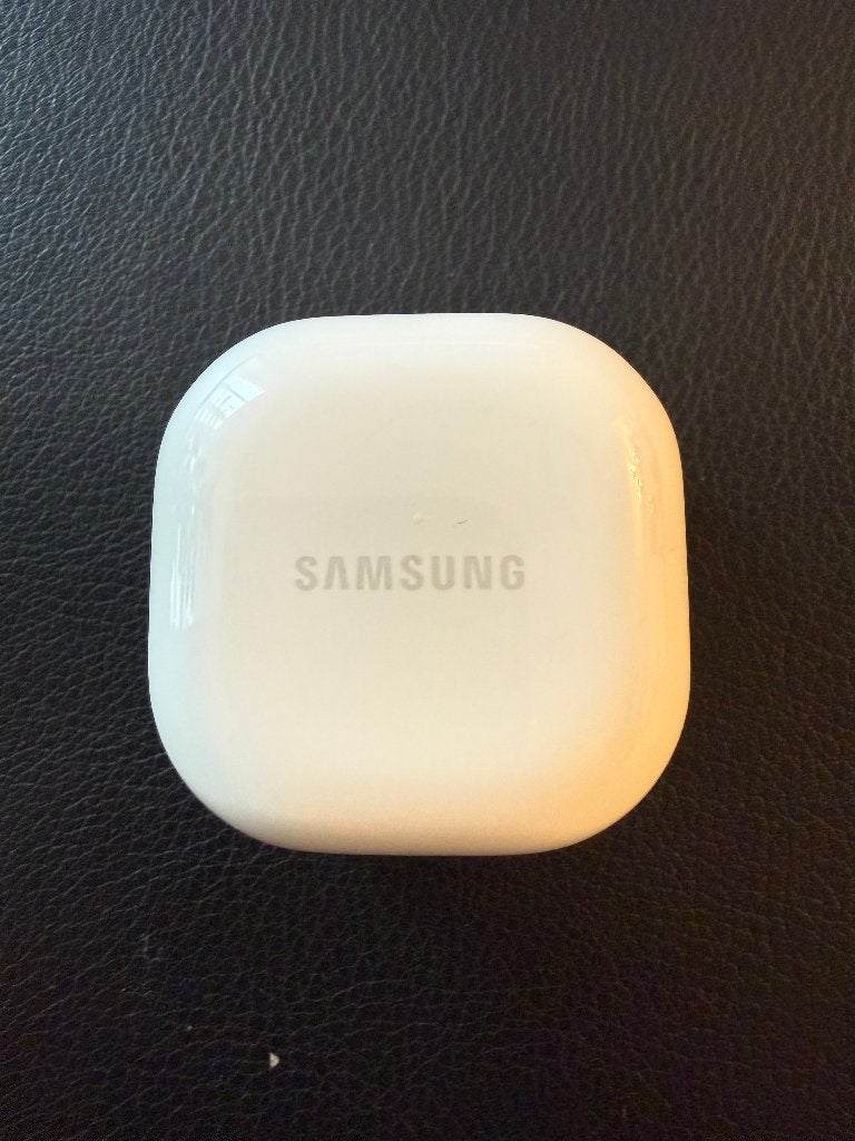 Original SAMSUNG Galaxy FE SM-R400N W/B charging case, Gebruikt, Ophalen of Verzenden, In oorschelp (earbud), Wit