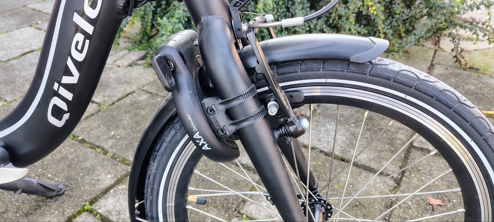 Foto 9 van prachtige zwarte electrische vouwfiets merk Qivelo Vogue