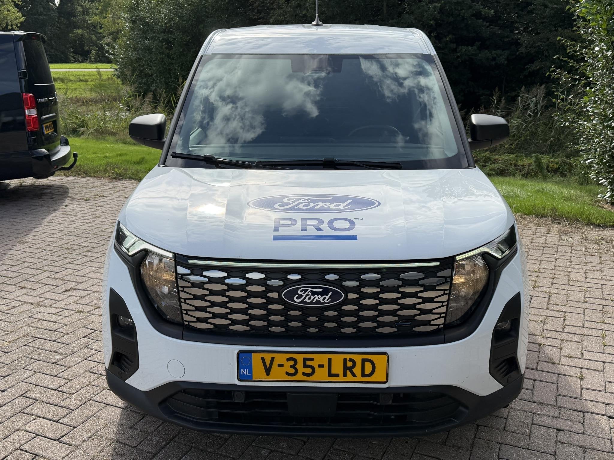 Ford E-Transit Courier Trend 44 kWh 136pk Trekhaak | Achteru, Auto's, 750 kg, Origineel Nederlands, 1524 kg, Grijs