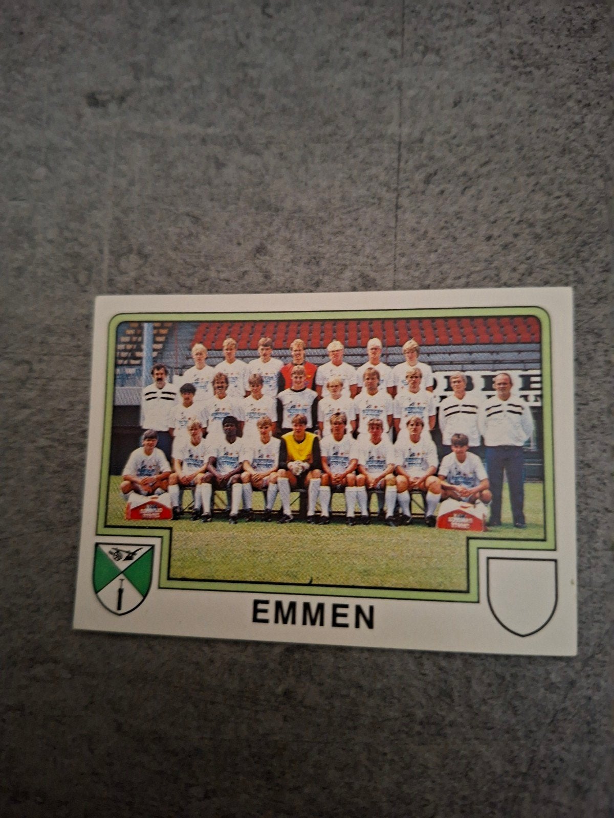 Panini sticker Voetbal 86. Teamfoto Emmen., Ophalen of Verzenden, Zo goed als nieuw, Sticker