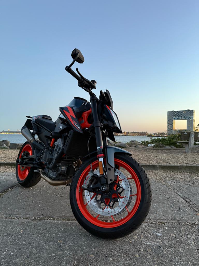 KTM 890 Duke R – Origineel NL | 1e eig | Garantie t/m 8-2027, 2 cilinders, Motorrijbewijs A, Handvatverwarming, Particulier
