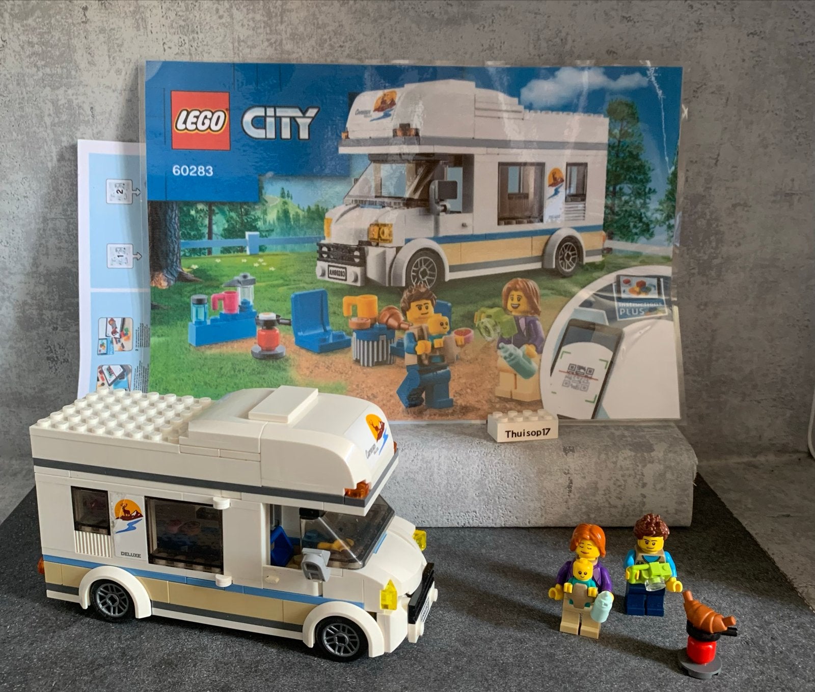 LEGO City Campervan 60283 met BABY, Kinderen en Baby's, Speelgoed | Duplo en Lego, City, Lego, Ophalen of Verzenden, Zo goed als nieuw