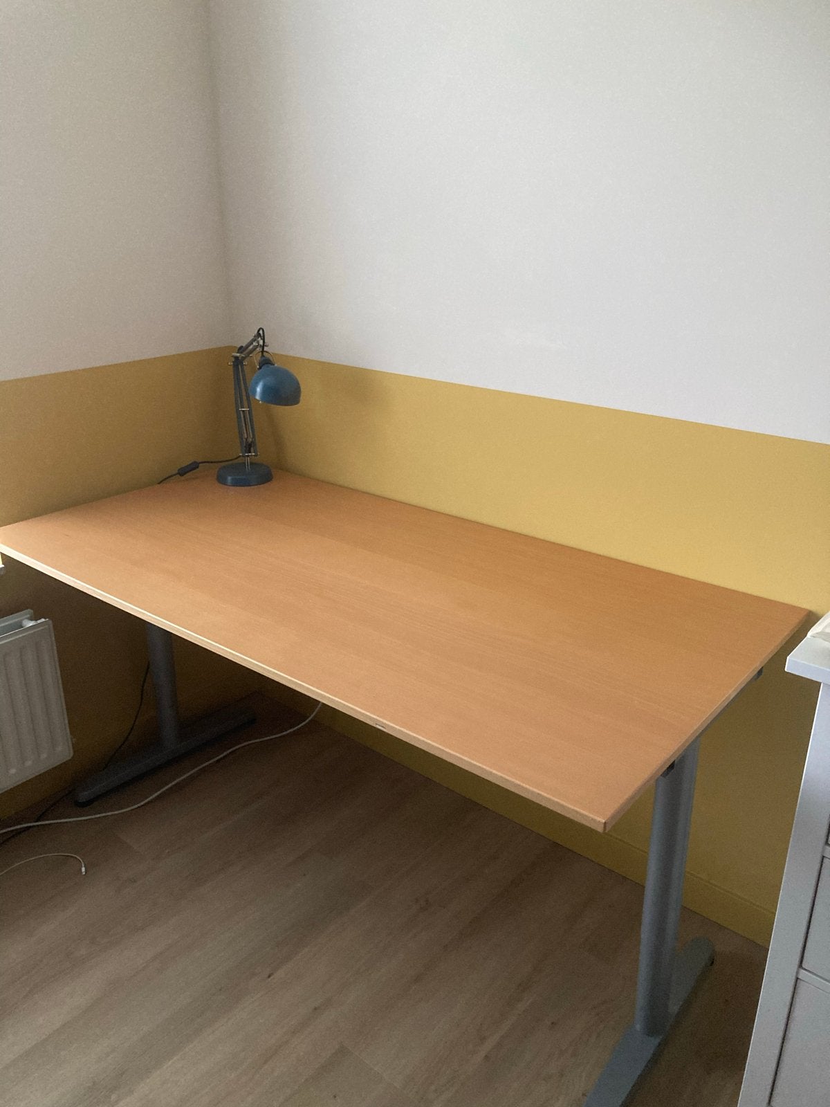 Ruim bureau met houten blad en metalen onderstel, Ophalen, Gebruikt, Hout, Bruin